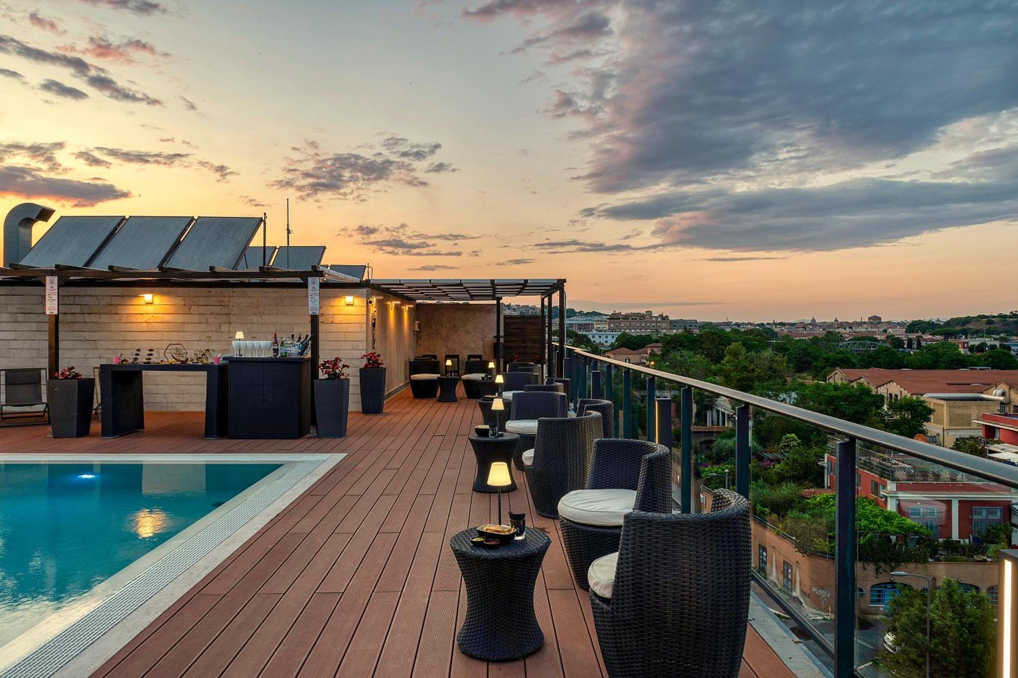 H10 Citta Hotel 4*